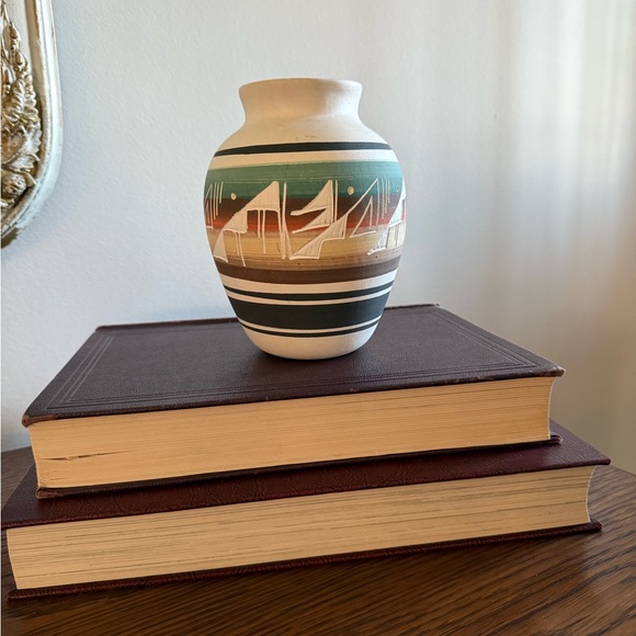 Mesa Verde Pottery Vase by Lee Naco. - Picture 3 of 5